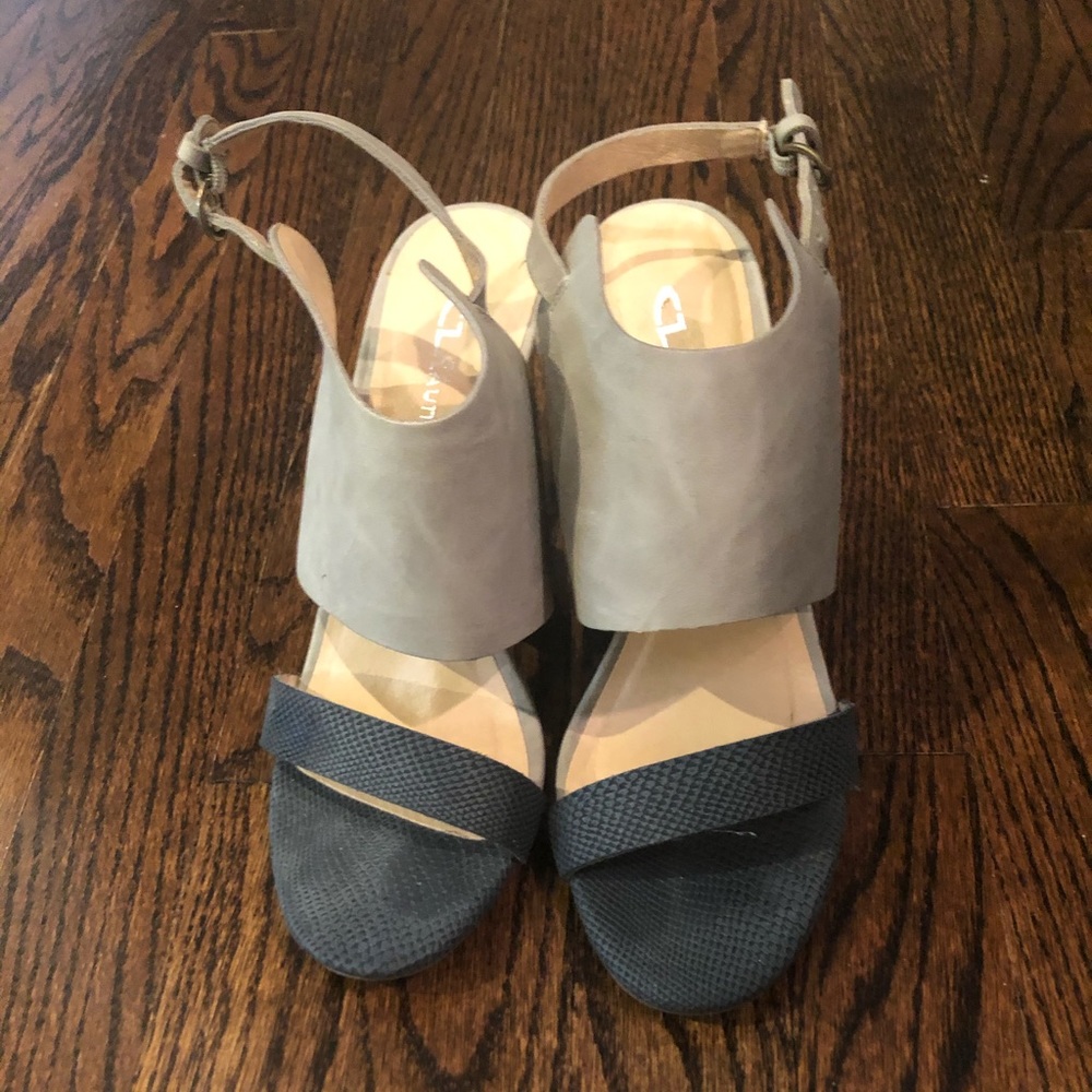 ⚡️EUC⚡️ CL by Laundry Wood Wedge Sandal